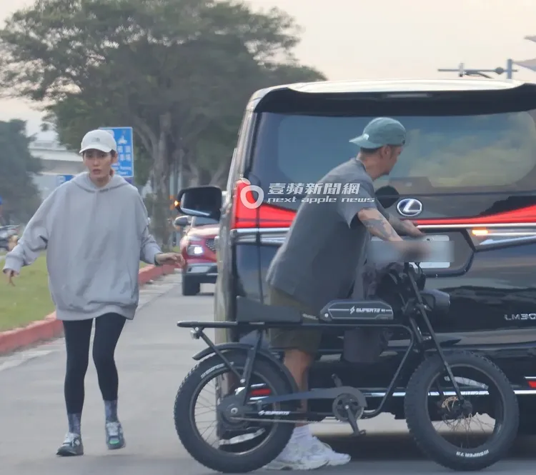 余文樂曾透露只要有輪子的他都有興趣，他也曾帶著電動自行車與老婆王棠云到河濱公園野餐。資料照片