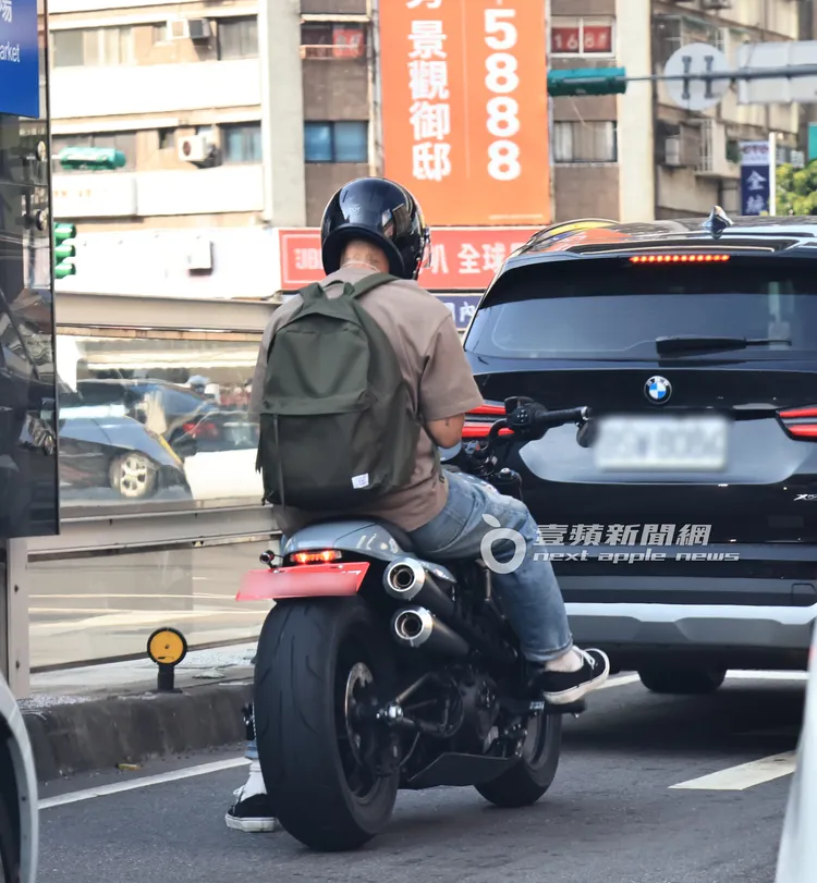 余文樂騎著新款哈雷重機，獨自在台北街頭追風。特勤中心攝