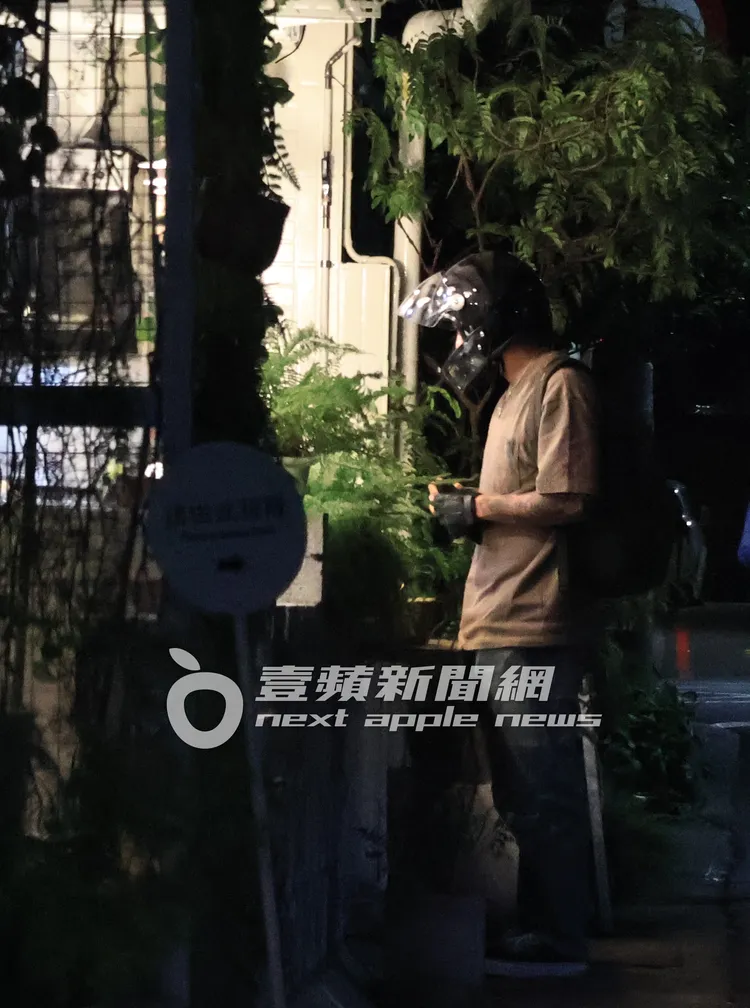 余文樂騎重機到住家附近的便當店挑選晚餐。特勤中心攝