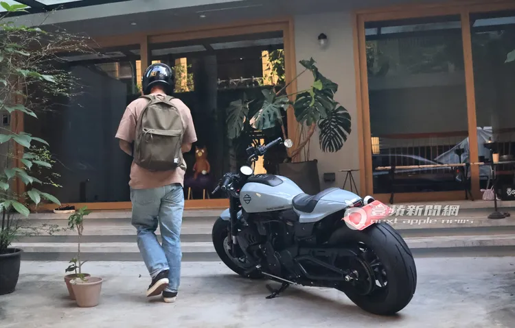 余文樂停好車後，頭也不回的走進工作室。特勤中心攝