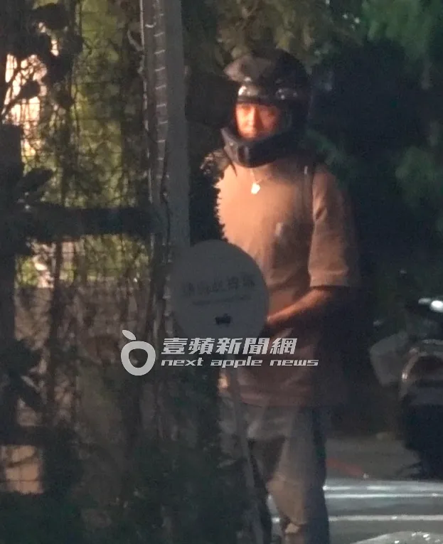 余文樂將晚餐放入背包後準備回家。特勤中心攝