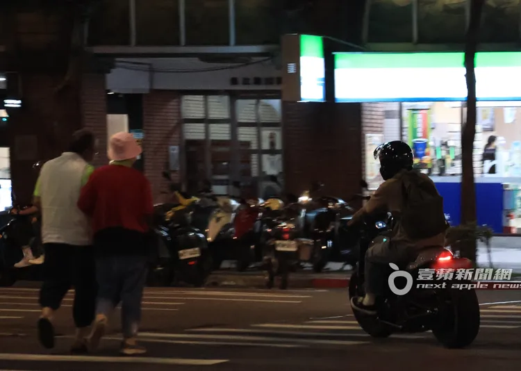 余文樂騎重機離開工作室，左轉穿越斑馬線未禮讓行人。特勤中心攝