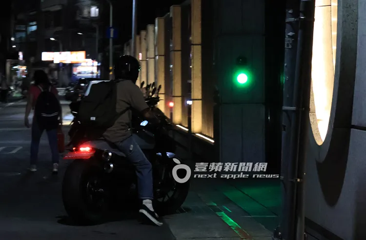 返家前，余文樂將離合器放得稍快，結果落漆熄火。特勤中心攝