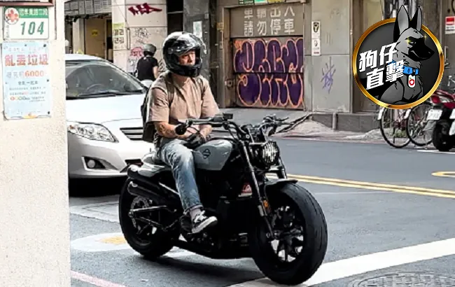 余文樂左擁300萬保時捷、右抱90萬哈雷。特勤中心攝