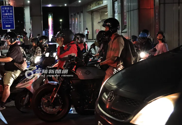 停等紅燈的余文樂趁機放空，享受獨自放風的時光。特勤中心攝