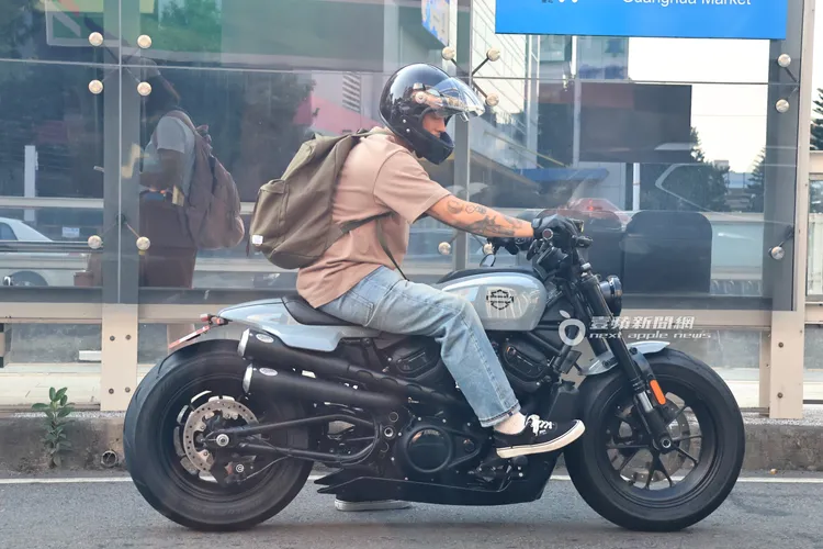 停等紅燈時，余文樂仔細研究著新買的愛車。特勤中心攝