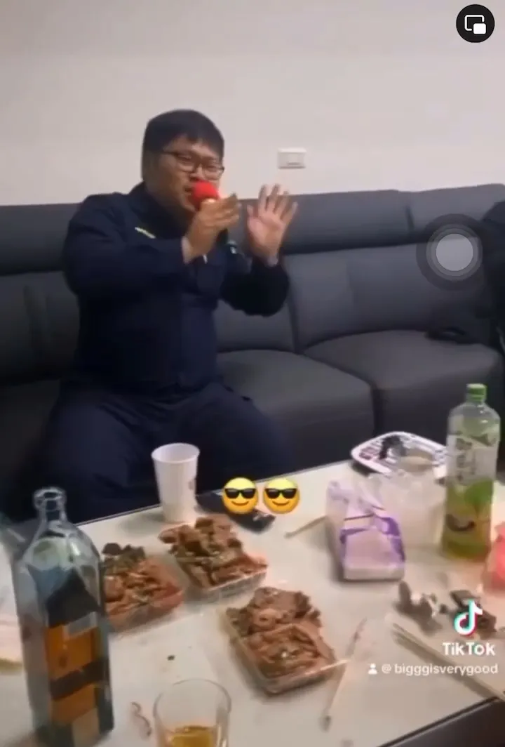 黃員穿制服唱歌喝酒。翻攝臉書