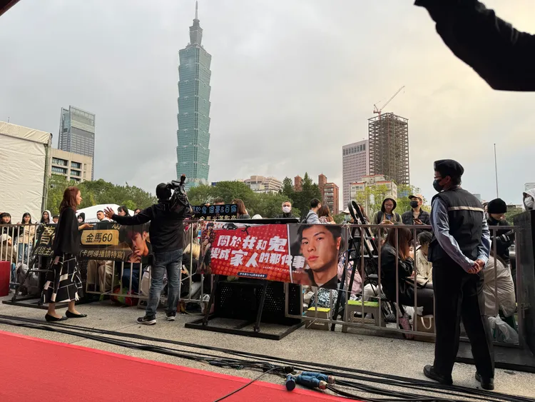 《鬼家人》布條掛好掛滿。攝影中心攝