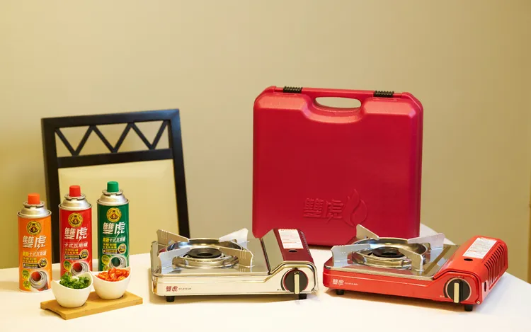 ▲「雙虎卡式瓦斯爐系列」紅色亮彩烤漆款，機身大方時尚，銀色全機不鏽鋼款，耐用好清潔。