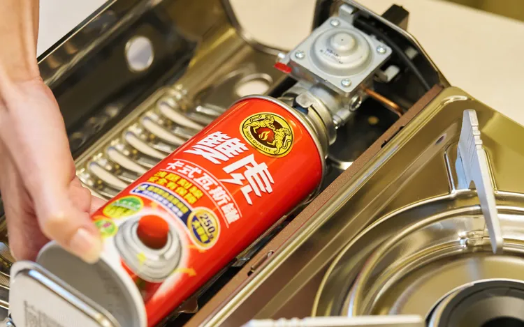 ▲ 磁吸上罐點火，操作簡單便利。