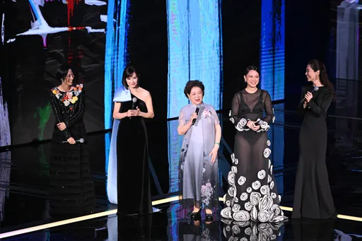 李心潔內在美全都露!大膽透視裝驚呆網友