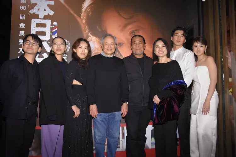 李安（左四）、李屏賓（右四）現身《本日公休》慶功宴。攝影中心攝