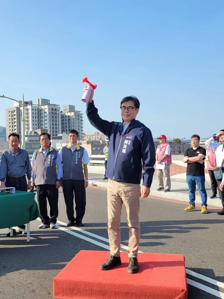 陳其邁市長一聲令下，拆除工程啟動。工務局提供