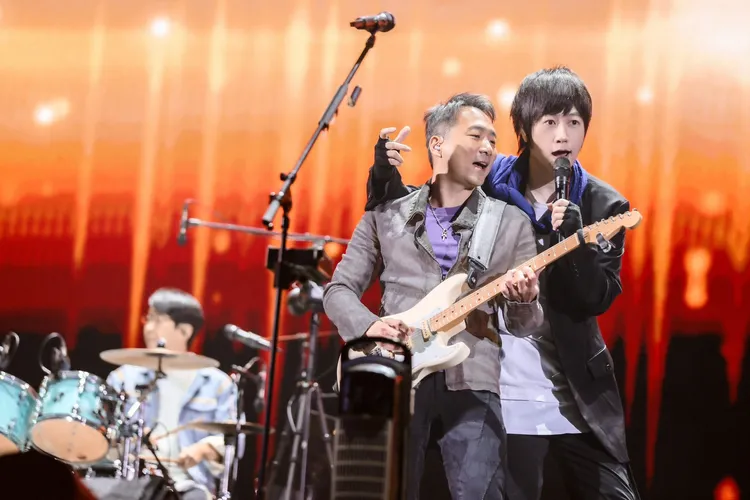 阿信（右）與石頭。相信音樂提供