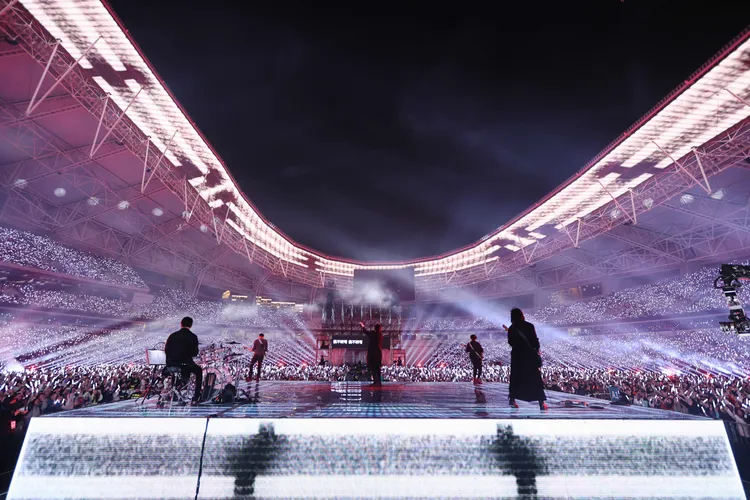 五月天酷炫天幕彷彿擁抱著歌迷。相信音樂提供