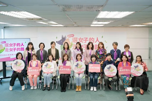 民進黨17女性不分區站出來! 她笑稱「共同守護主席台」