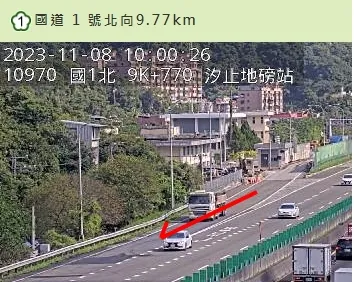 國道1號汐止段小貨車追撞油罐車釀火燒車1死意外。翻攝畫面