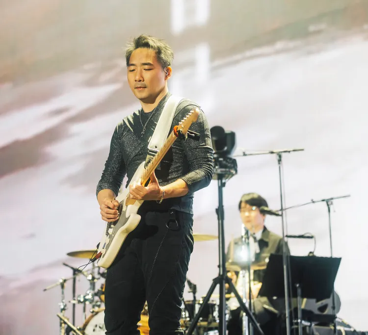 石頭獻唱歌曲送給老婆。相信音樂提供