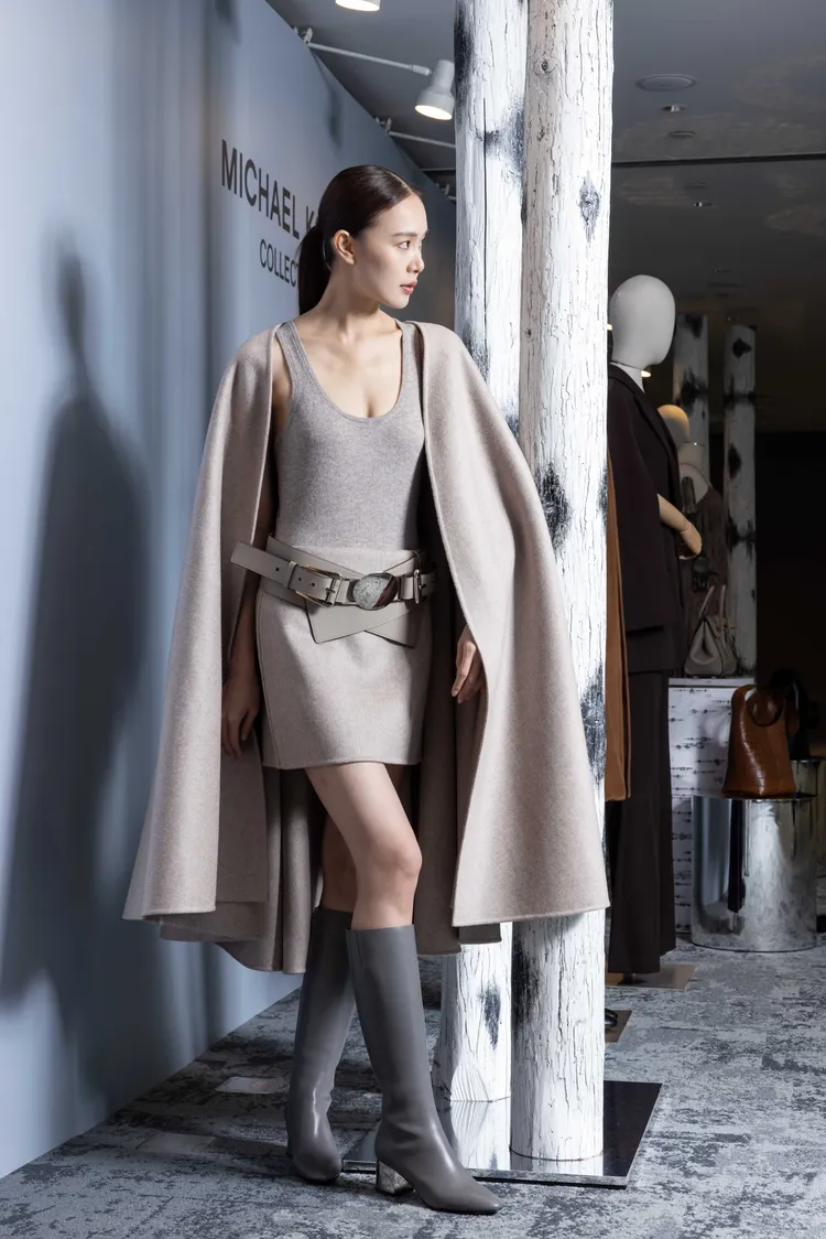 灰褐色雙面羊毛斗篷10萬2100元、短裙2萬5300元、喀什米爾羊毛連體衣2萬800元、Gloria灰褐色小牛皮腰帶2萬5500元、灰色中跟長靴3萬7000元。品牌提供