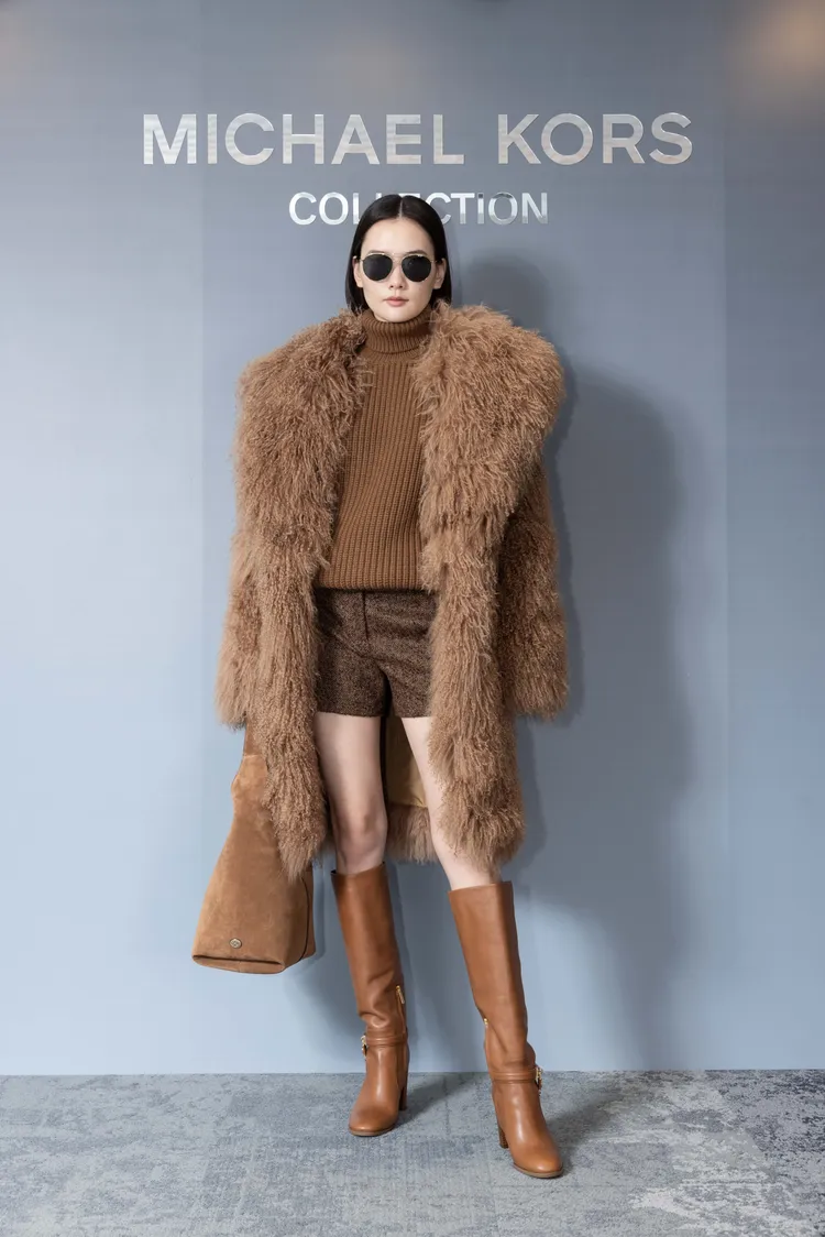 駝色羊毛大衣19萬1700元、人字絨短褲2萬2100元、板栗色羊毛高領上衣4萬元。品牌提供