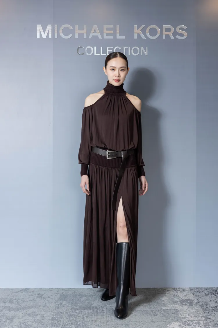 巧克力色雪紡露肩洋裝，7萬3300元。品牌提供