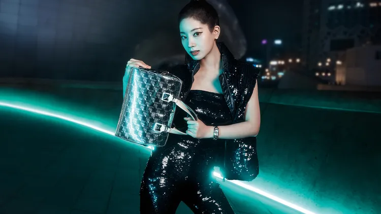 多賢以亮片裝率性演繹Grayson黑色漆皮浮雕Logo手提包。品牌提供