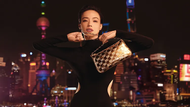 舒淇優雅演繹Michael Kors Empire金色包。品牌提供