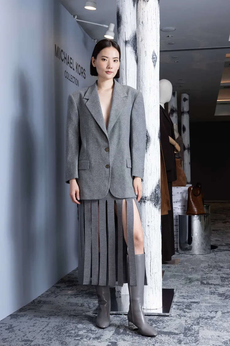 灰色羊毛寬版外套7萬100元、流蘇裙4萬1300元。品牌提供