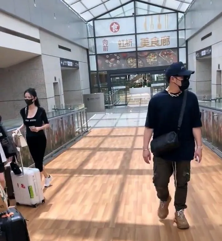 潘瑋柏（右）與Luna日前現身上海機場，兩人看到媒體隨即離得遠遠。翻攝文娛大賞微博