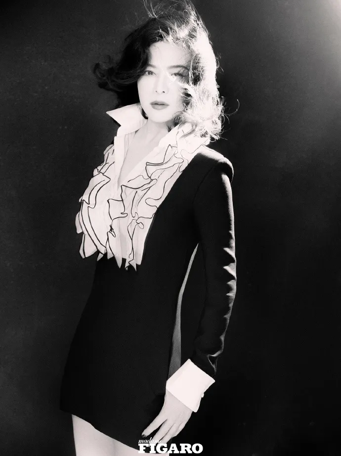 關之琳黑白照拍得很有韻味。翻攝MadameFigaro中文版微博