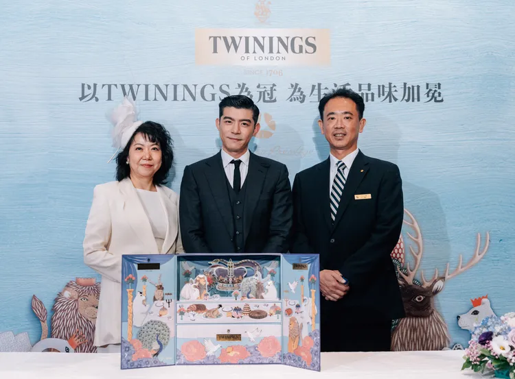 唐寧茶台灣香港總經理 張引璋(左一)、藝人王柏傑(忠)、台北大倉久和大飯店總經理小田文雄(右一)。唐寧茶TWININGS提供