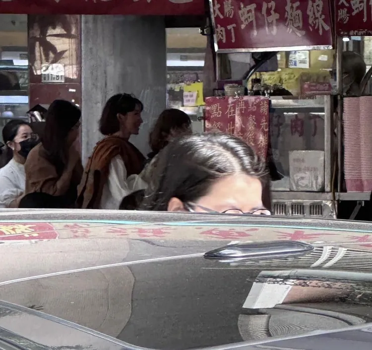 網友直擊滿島光在台北街頭排隊吃麵線。臉書社團「蚵仔麵線神教」