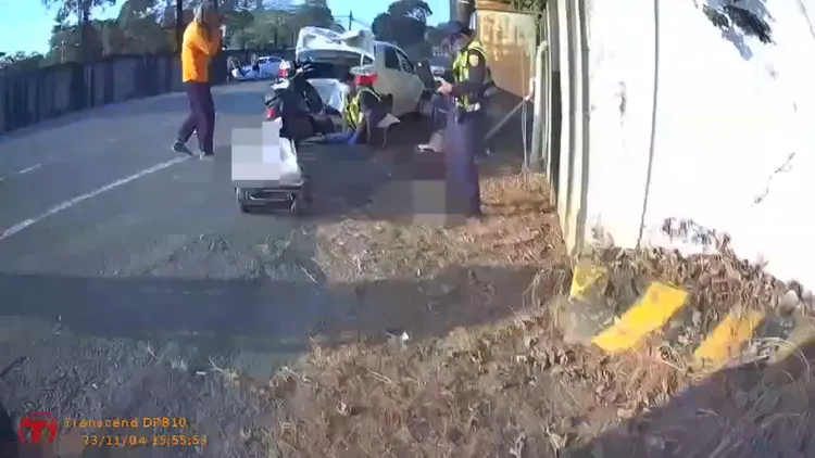 母子騎車撞上路邊汽車，造成1死1傷。翻攝畫面