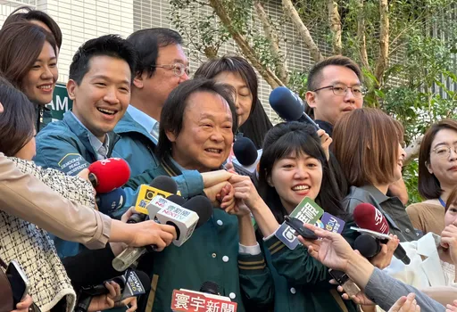 有片|同台王世堅!何志偉超尷尬 被高嘉瑜抓包「沒喊凍蒜」只吐4字