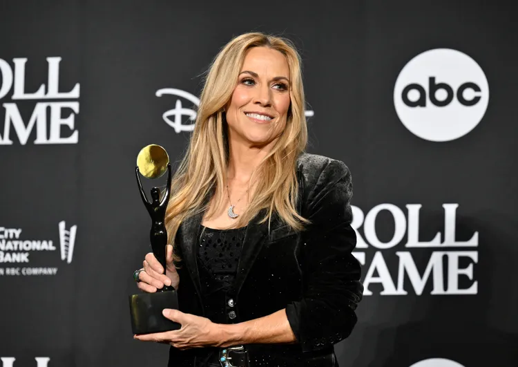 美國創作女歌手雪瑞兒可洛開心領獎。美聯社