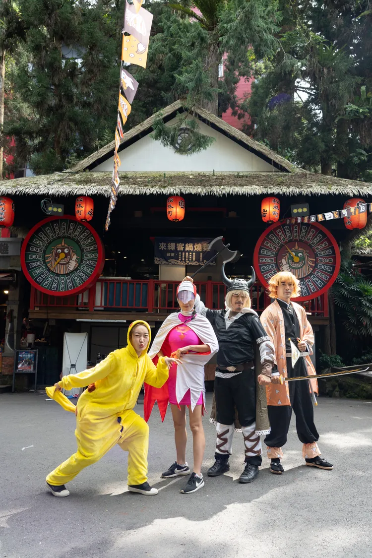 李興文（左起）、陳明真、巴鈺及涂善存玩起角色扮演，反差模樣全被記錄。東森綜合提供