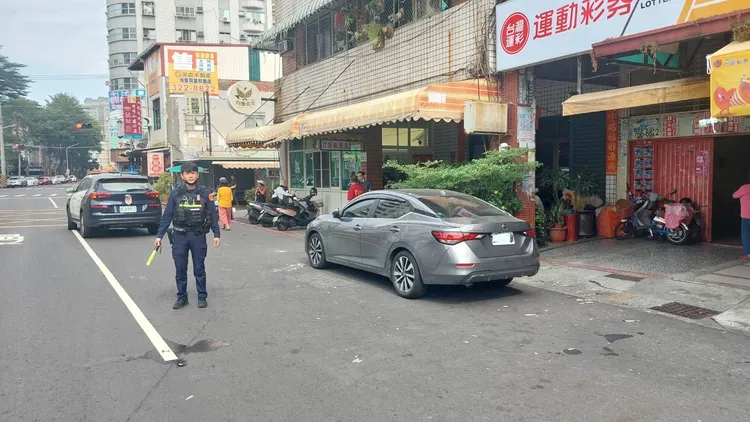 警方研判女子自5樓住家墜落。讀者提供
