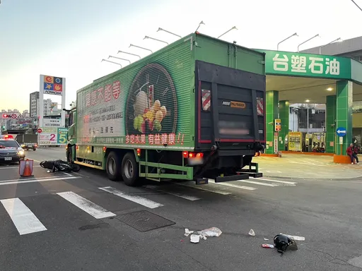 土城女騎士突左偏與大貨車相撞 重摔倒地送醫不治