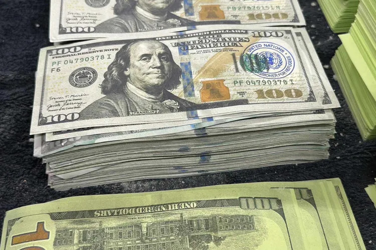 泰國警方從死者旅館房內起出大量美元偽鈔、半成品與製作工具。照片來源：泰國警方