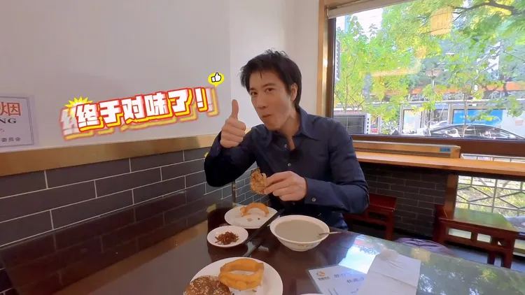 王力宏對燒餅夾肉讚不絕口。翻攝王力宏微博