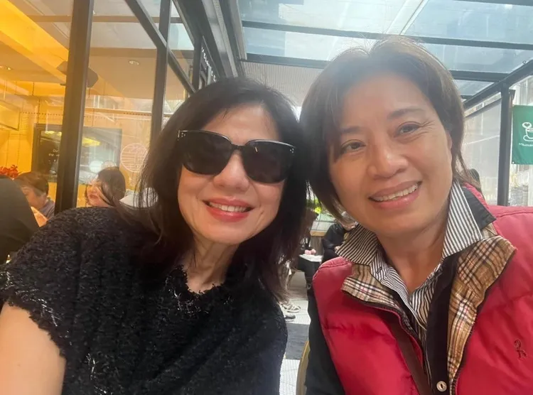 鍾楚紅（左）開心合影。翻攝Melissa Hwang臉書