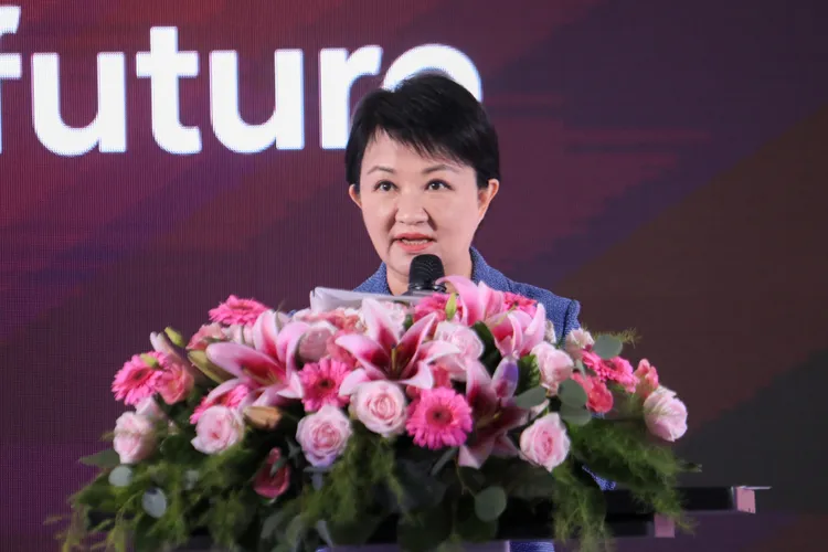 台中市長盧秀燕說，市府成功爭取台積電二期，也獲得美光加碼投資，「一光一電」商機無限。市府提供