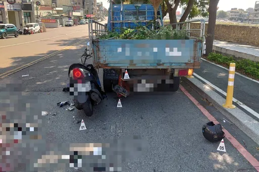 又見違停奪命！下車買個麵突聞巨響　嚇見騎士撞車尾倒地無氣息