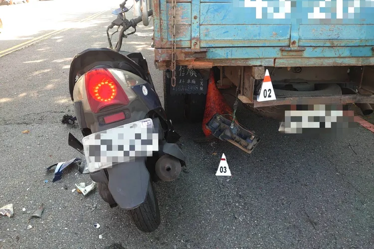機車撞擊車尾測角，車頭受損嚴重。讀者提供