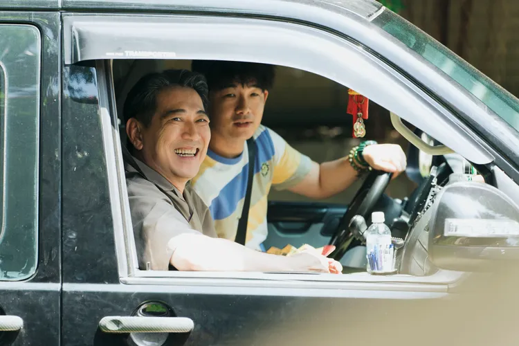 高捷(左)、胡瑋杰(右)飾演父子。草舍文化提供