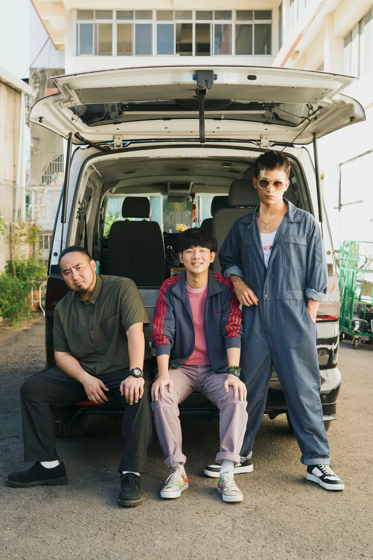 3位「接體男孩」在劇中一同負責載運接體，Matzka（左起）、胡瑋杰、黃奇斌。草舍文化提供