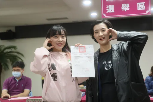 「白眼女神」黃捷立委登記搶頭香 旁邊短髮美女也是女神級的