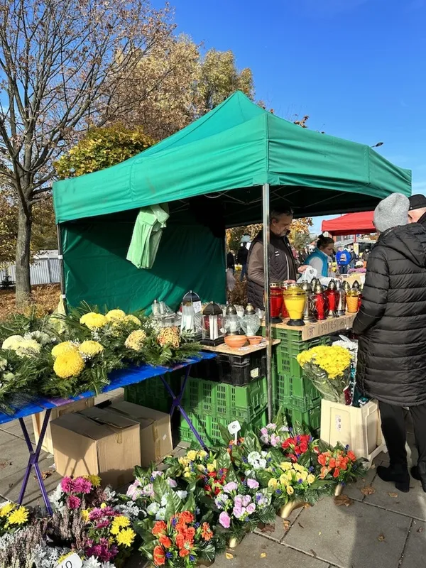波蘭的墓園人們採購蠟燭與鮮花的場景。中央社