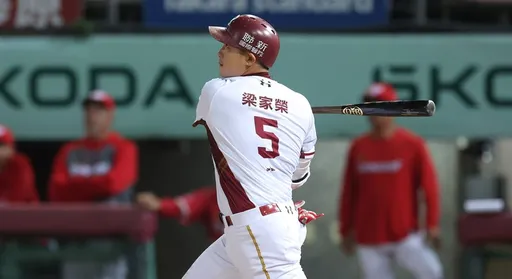 台灣大賽樂天桃猿8局下狂拿3分！7比4擊敗味全龍　取得2比1