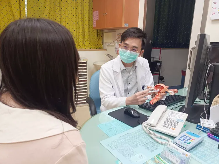 陳緒鵬醫師向民眾說明息肉位置與治療（非個案本人）。院方提供